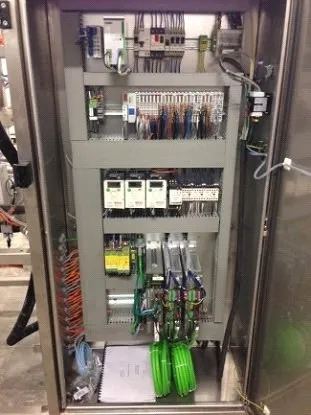 Armoire électrique d’une machine de production, après intervention de MVM