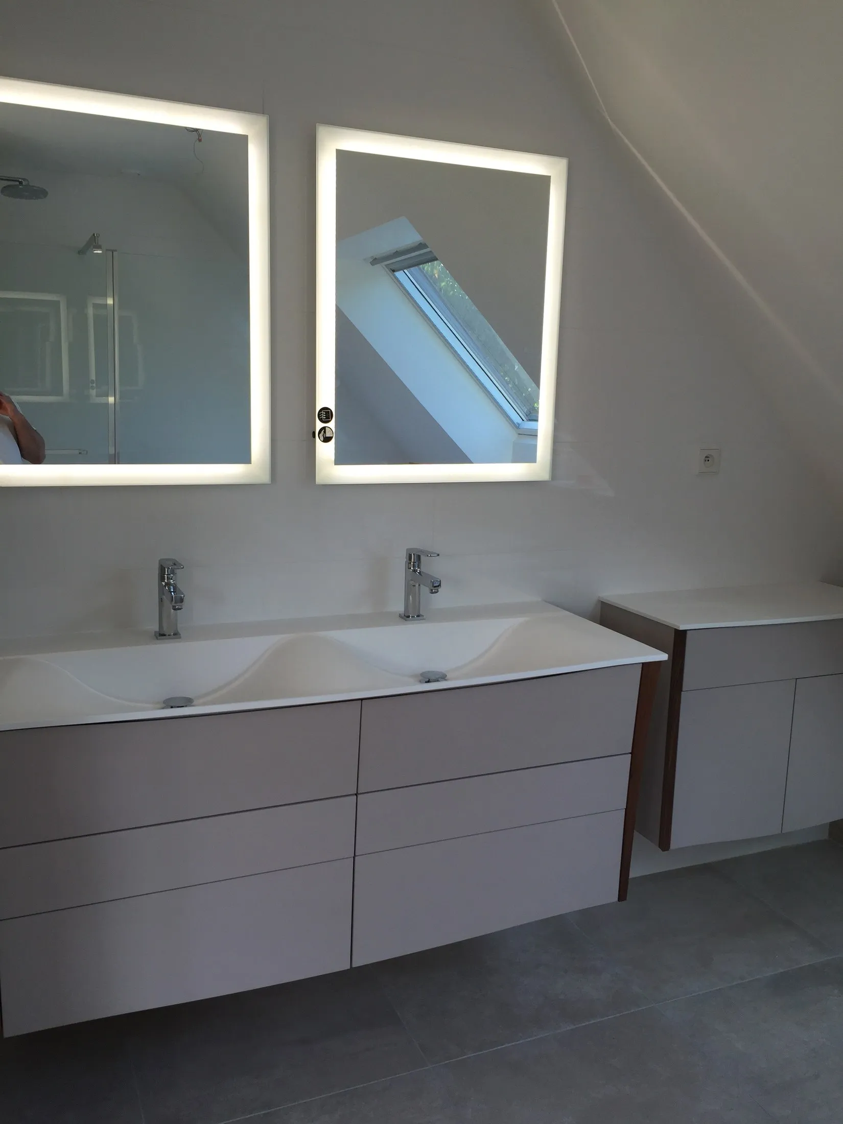 Salle de bain rénovée par MVM : double vasque et miroirs éclairés