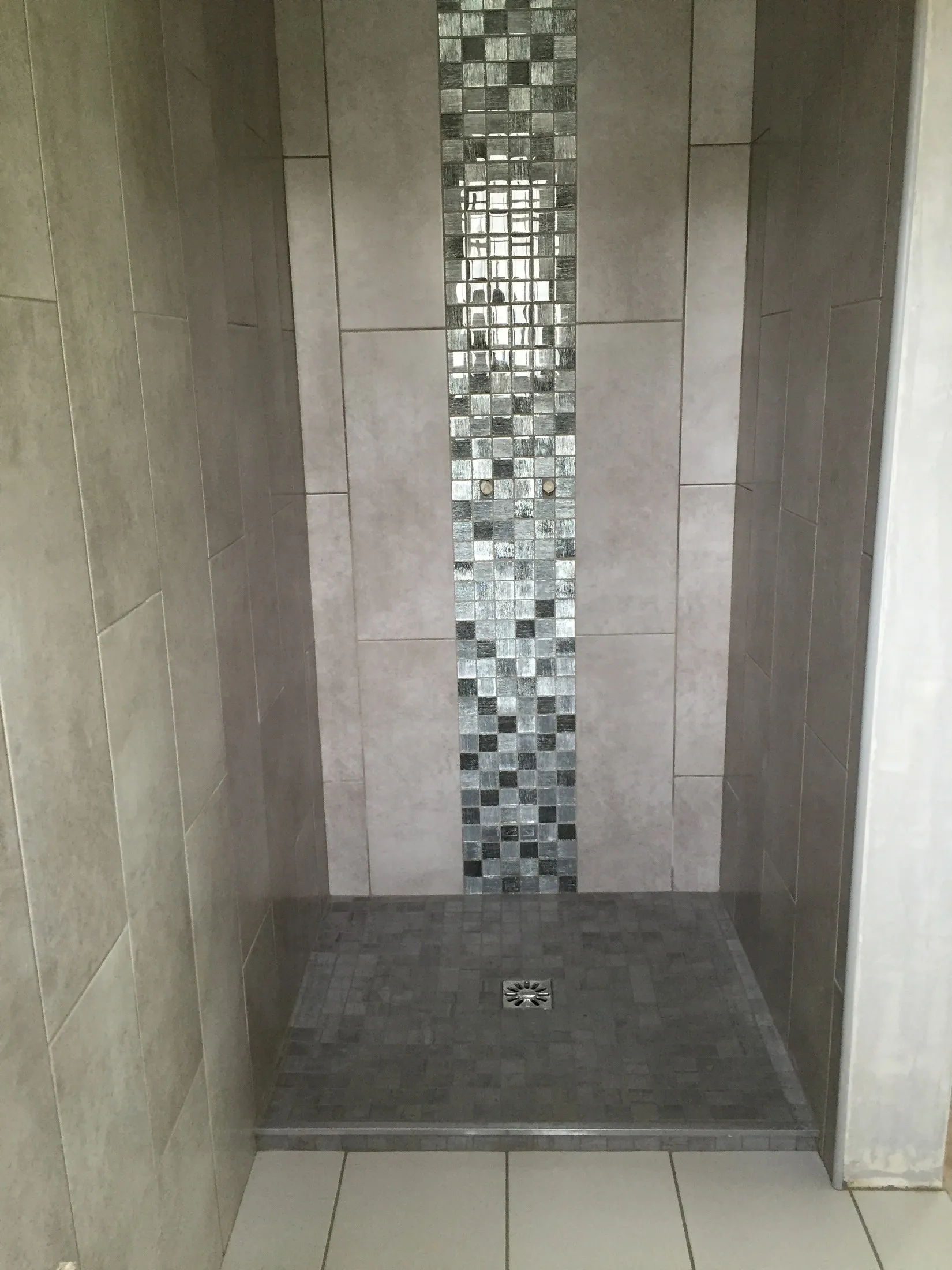 Douche à l’italienne refaite par MVM, avec bande de mosaïque
