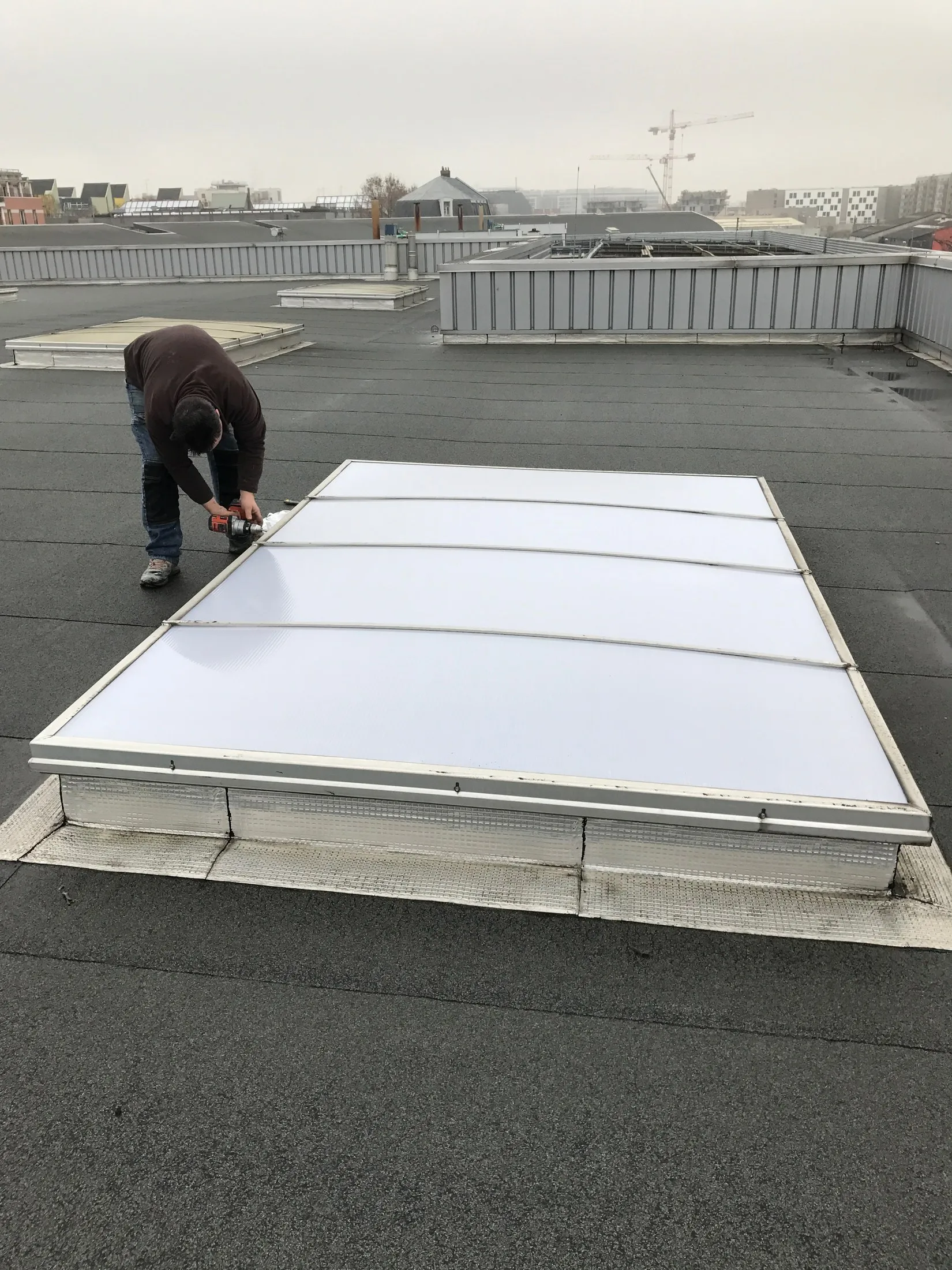 Lanterneaux de toiture avec leurs nouvelles plaques de polycarbonate